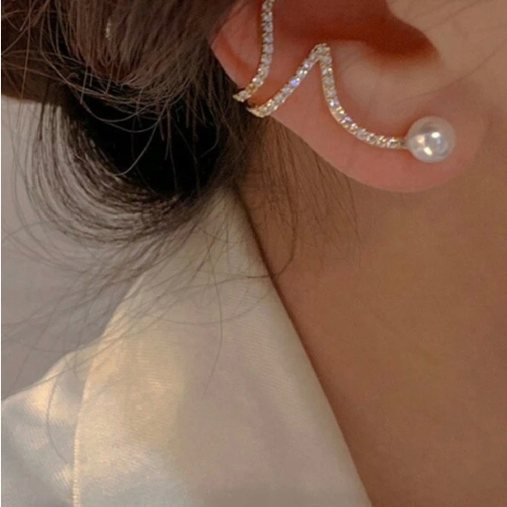 Elegant Gold and Silver Wave Ear Cuff with Pearl